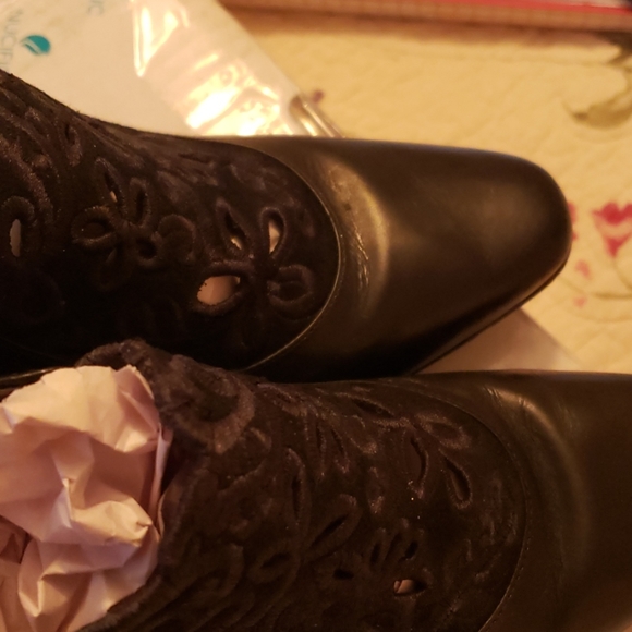 Brighton Heels - Picture 3 of 3